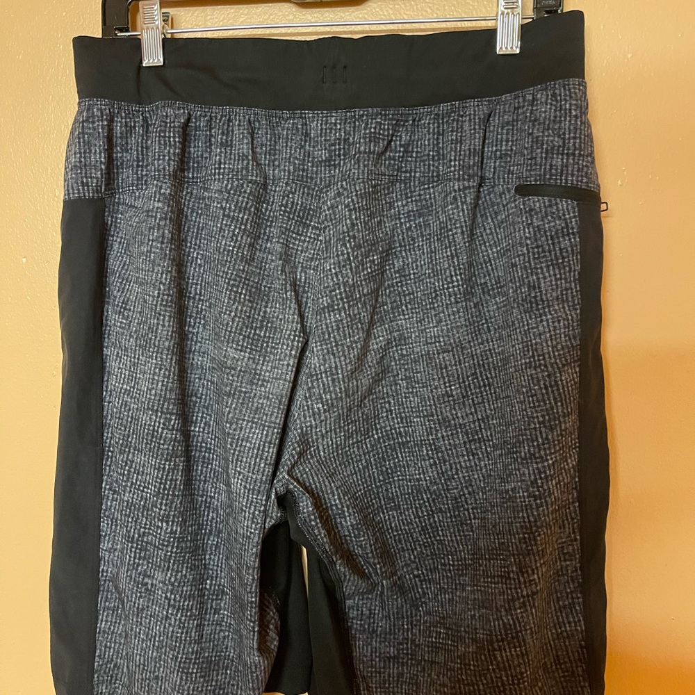 Flawed Lululemon The Short Men’s Size Large Have One Hole - Picture 8 of 9